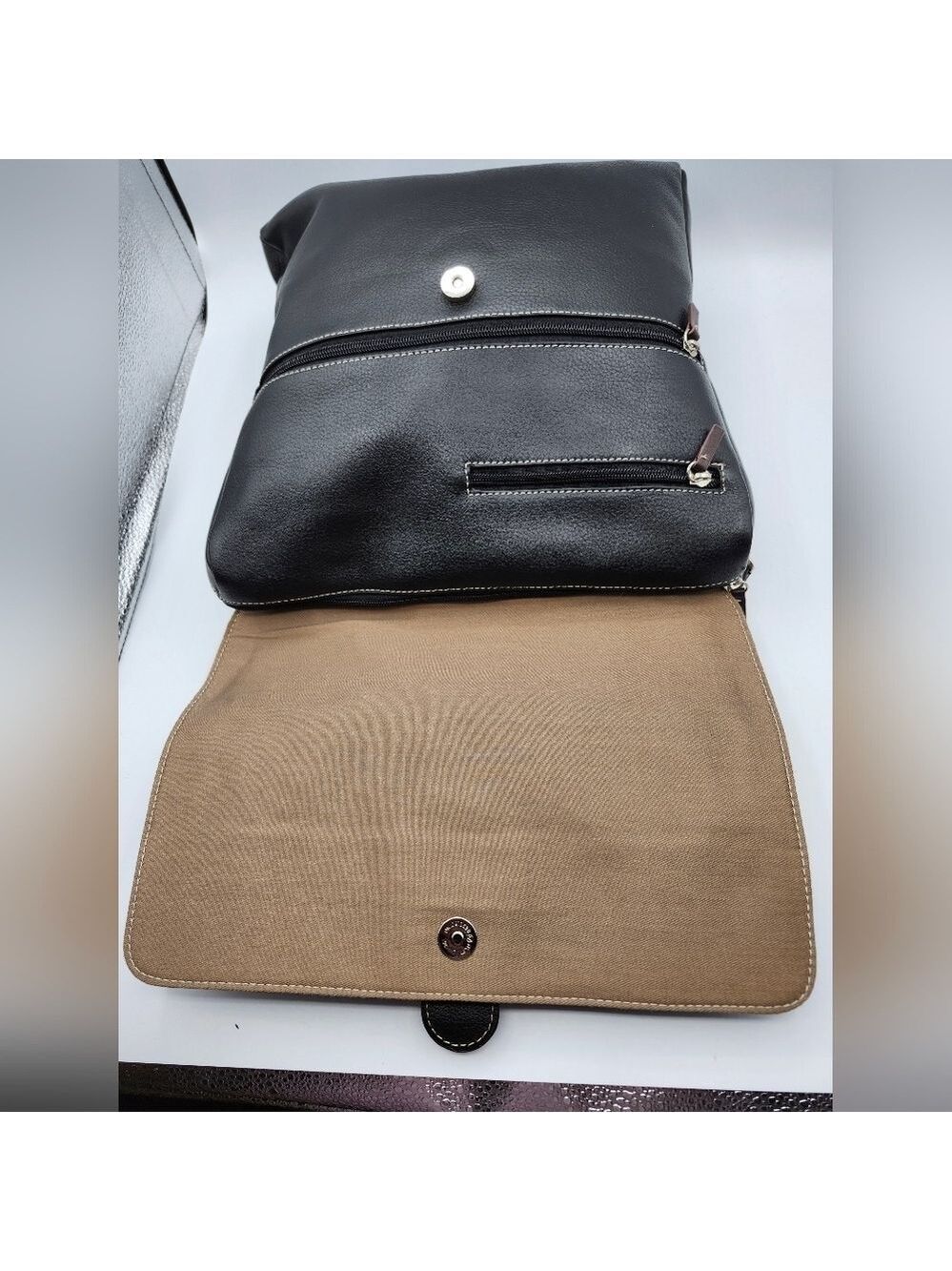 Travelsmith Elegant Black Leather Messenger Bag - Picture 8 of 14